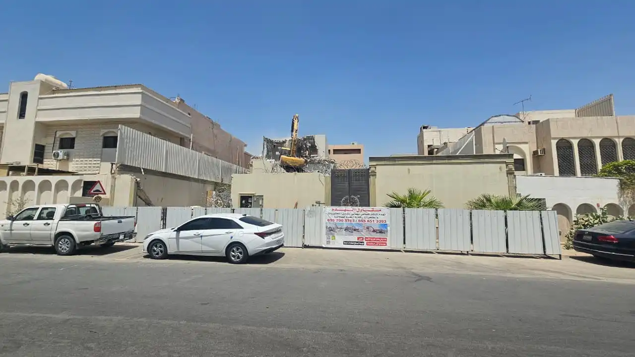 هدم مبنى قديم في الرياض لتجهيز الأرض لمشروع جديد