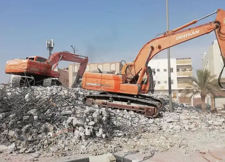 نقل أنقاض هدم فيلا في الخبر أول بأول للحفاظ على نظافة الحي